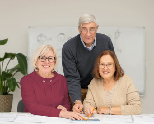 2-Senioren-und-Dozentin 2 Senioren und Dozentin