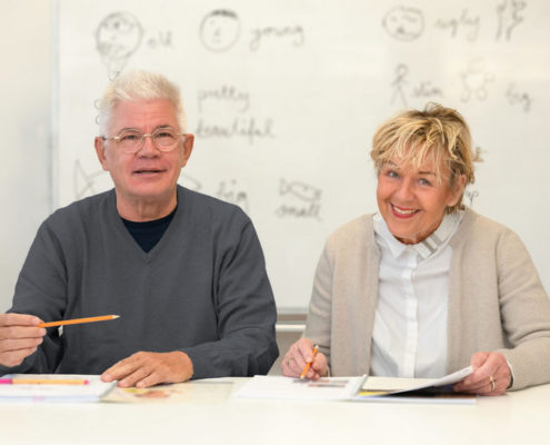 2 Senioren lernen eine Fremdsprache 2 Senioren lernen eine Fremdsprache