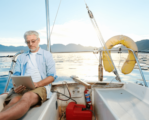 segeln Senior im Segelschiff