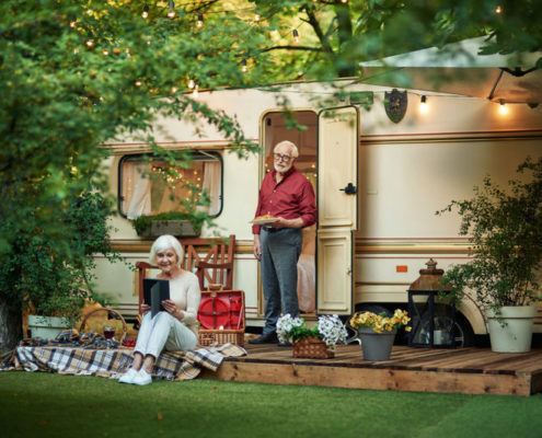 Ehepaar vor Camper Zwei Senioren vor Camper