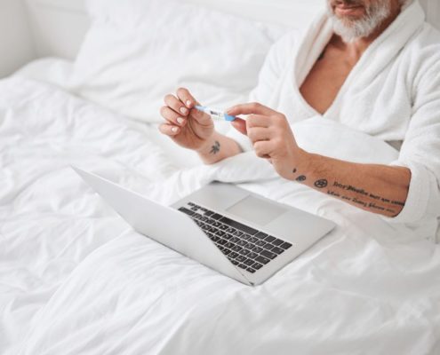 krankenbett Senior im Krankenbett