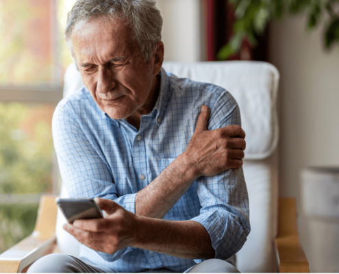 schulterschmerz Senior mit Schulterschmerzen
