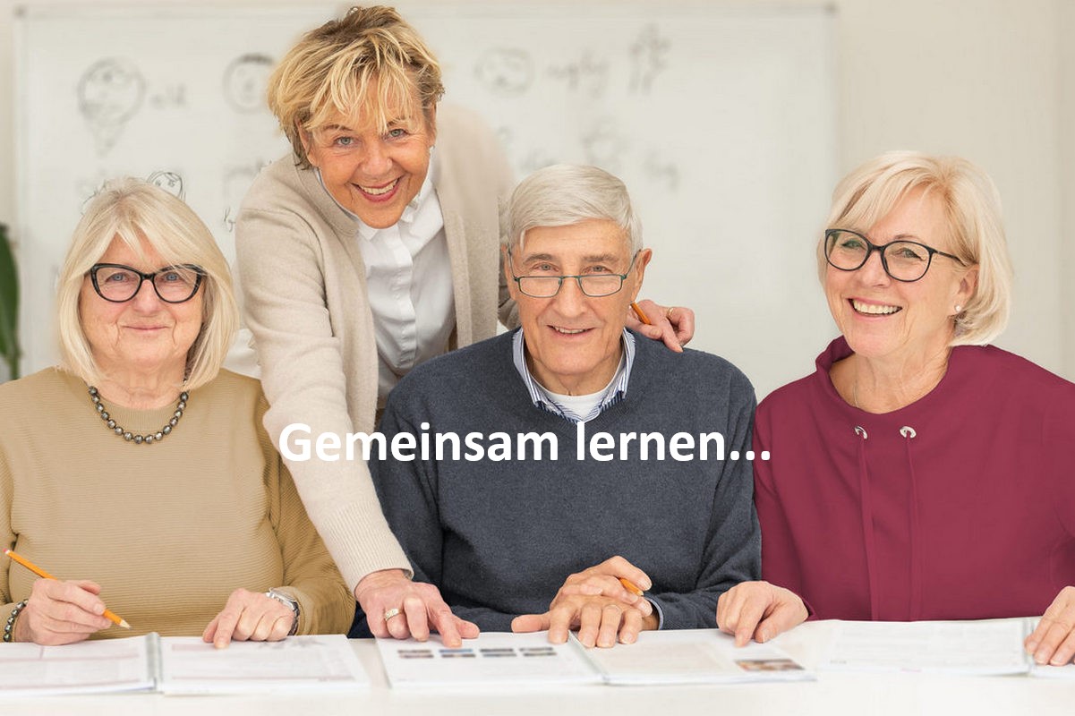 4 Senioren beim Englisch lernen